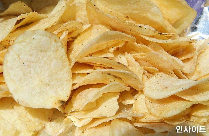 韓國薰衣草藍莓蜂蜜奶油洋芋片薯片展示，香氣與普通薯片相似，適合韓茶時間或家庭聚會品享。